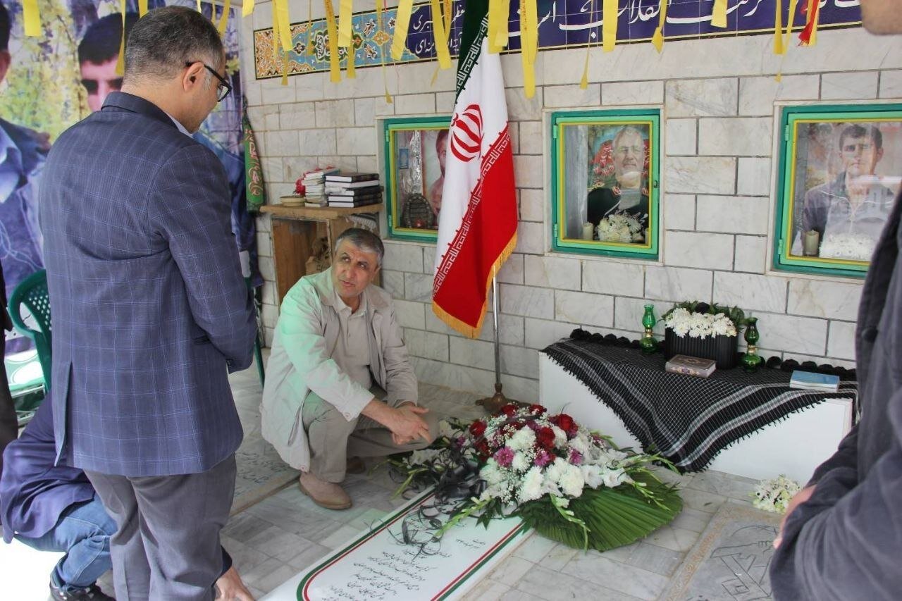 تصاویر ادای احترام رئیس سازمان انرژی اتمی به شهید پاکپور