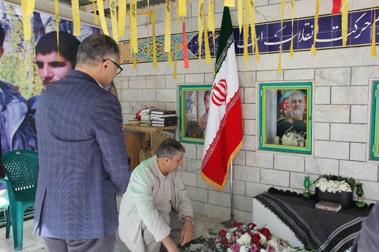 تصاویر ادای احترام رئیس سازمان انرژی اتمی به شهید پاکپور