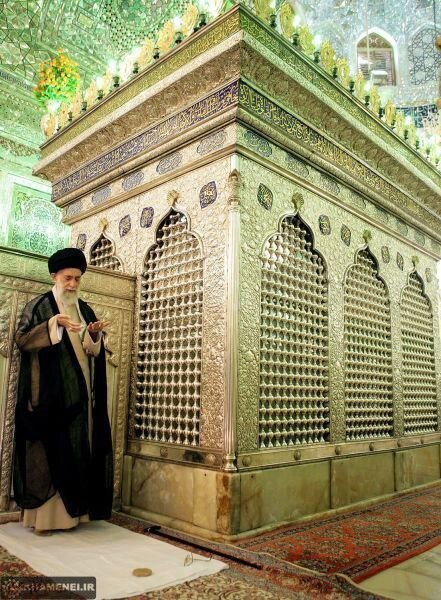 قابی ماندگار از حضور رهبر شهید انقلاب در مرقد مطهر احمد بن موسی الکاظم (ع)