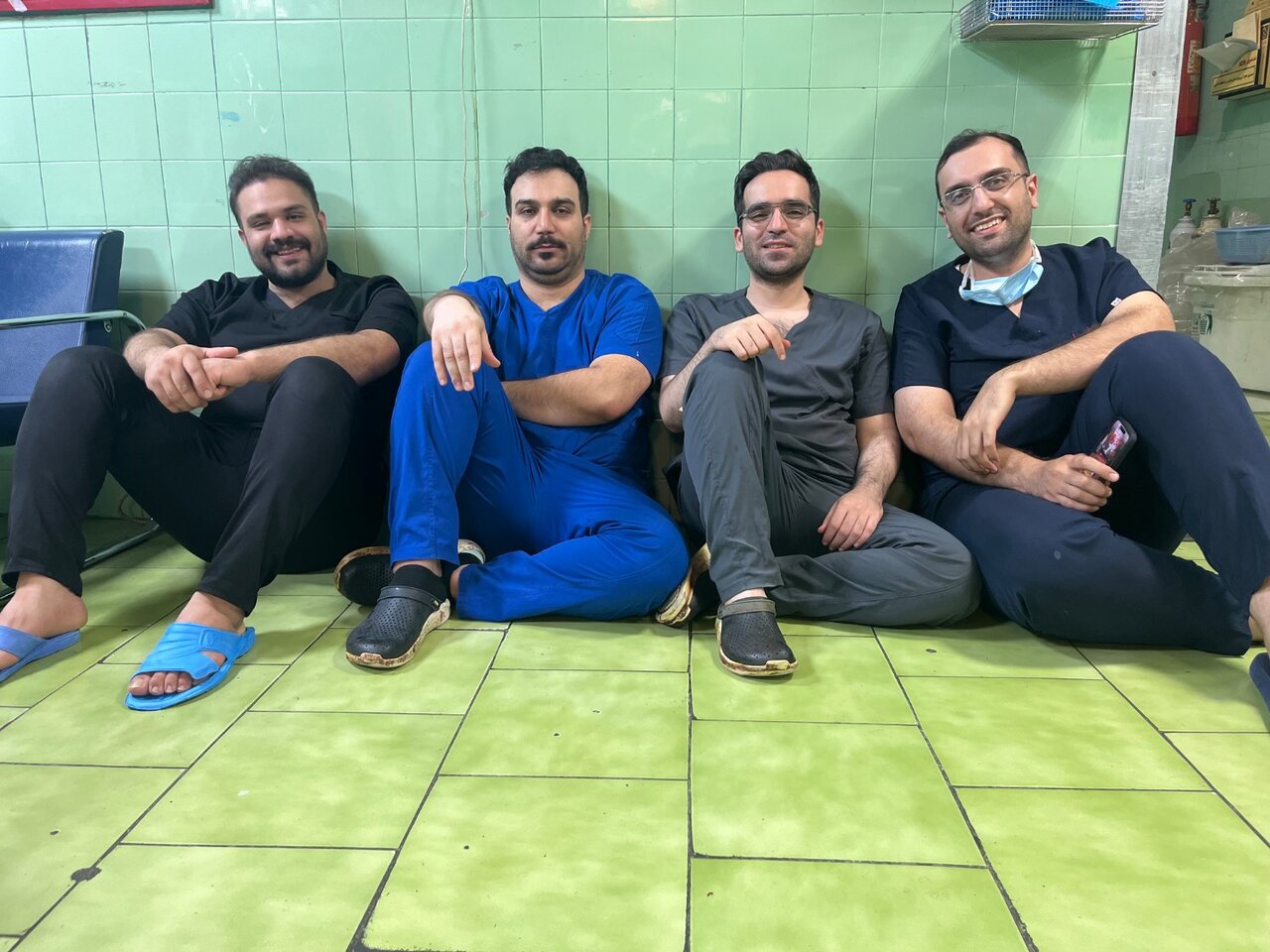 میتوانست برود، اما ماند
