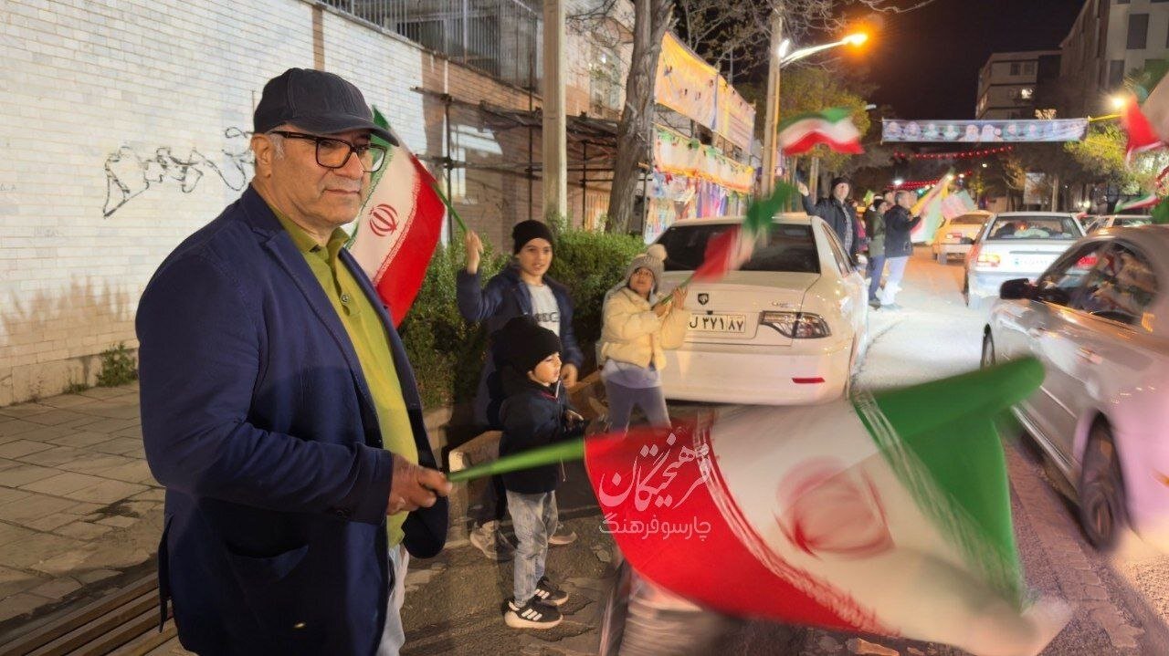 تصویری از کارگردان معروف سینما همراه با نوههایش در تجمعات شبانه تهران