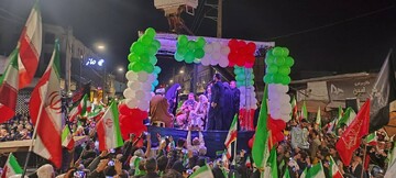 جشن ساده عروسی در شلوغی میدان | داماد بهشهری: بهترین هدیه را از مردم گرفتیم