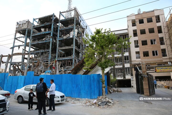 بازدید شهردار منطقه ۵ و سخنگوی شهرداری تهران از ساختمانهای آسیب دیده