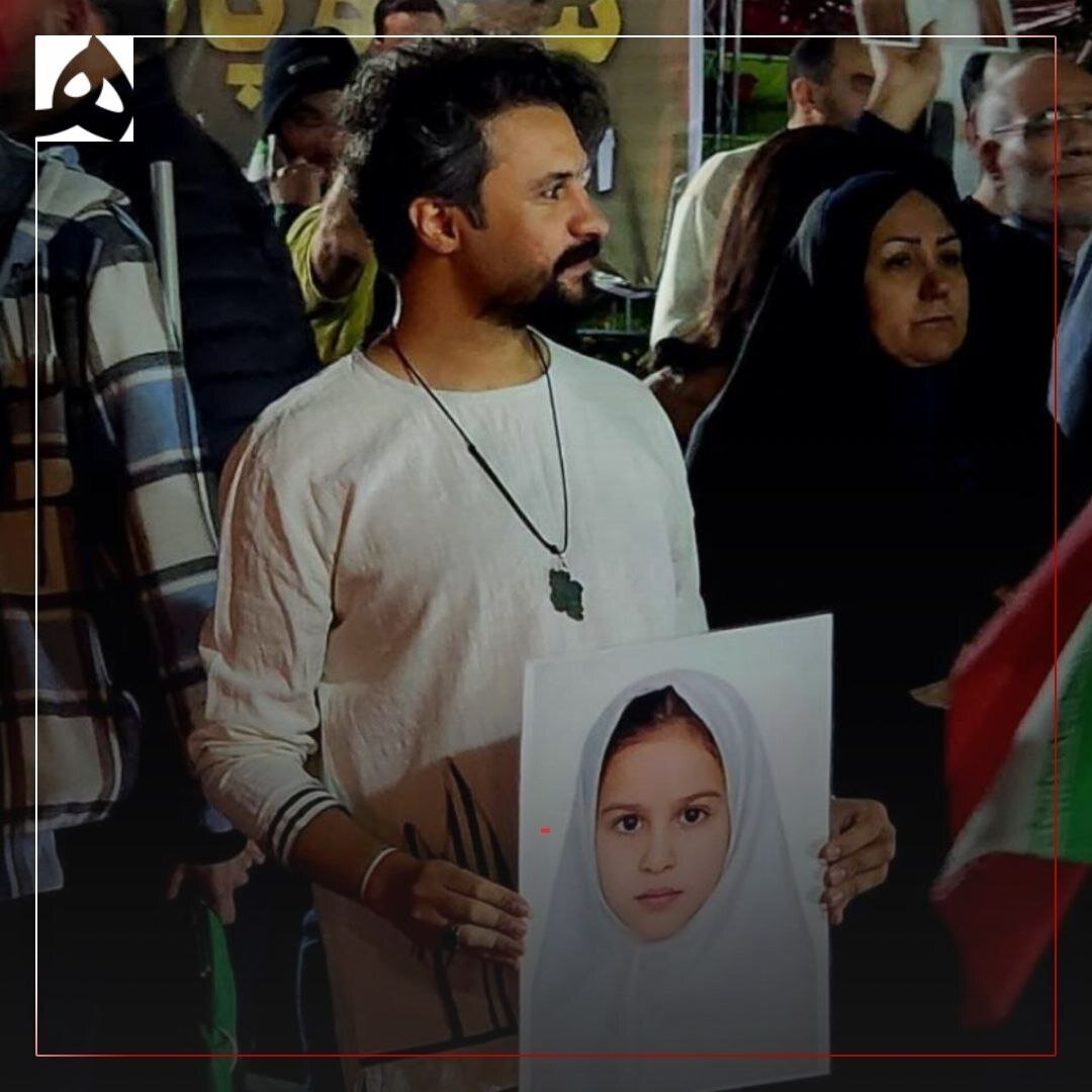 حضور آقای خواننده با قابی از دختربچه شهید میناب | عکس