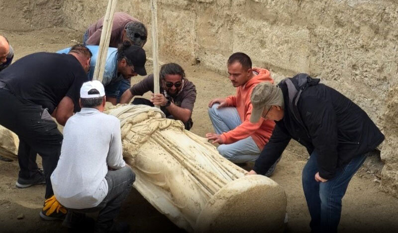 پیدا شدن تندیس الهۀ یونانی پس از ۲۲۰۰ سال در محوطۀ تئاتر باستانی | عکس