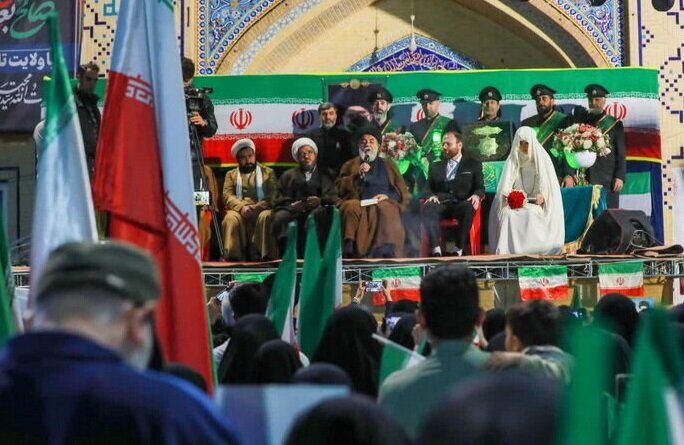 ازدواج مقاومت | درباره زوج هایی که با لباس عروس و داماد در اجتماعات شبانه مردمی حاضر می شوند