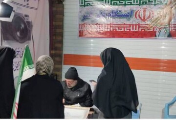 خوشنویسی صلواتی در تجمع شبانه شهرکردی‌ها | روایت یک نذر هنری
