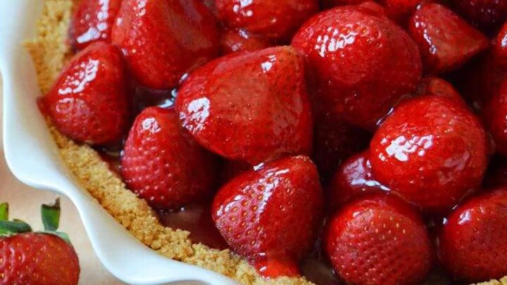 پای توتفرنگی بدون فر؛ دسر خوشعطر و ساده یخچالی