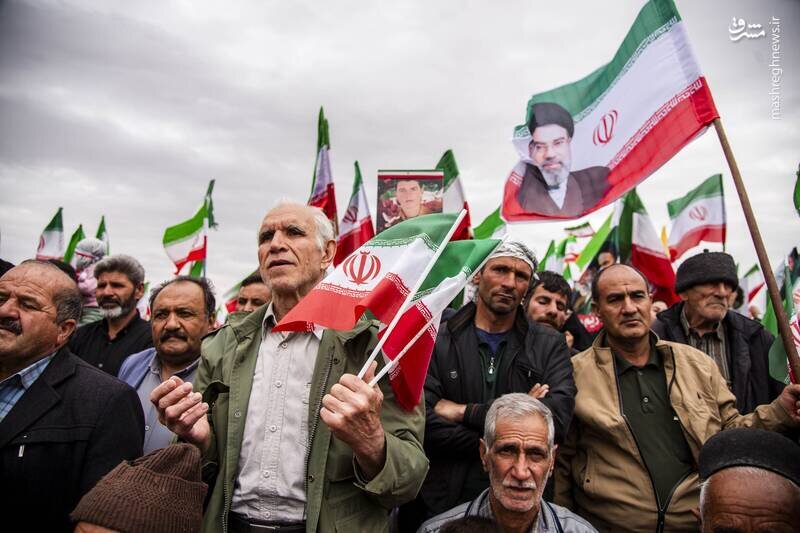 اصفهانی‌ها در کنار بقایای هواپیماهای ساقط شده آمریکایی | تصاویر
