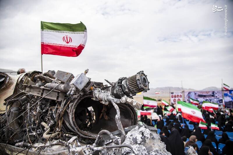 اصفهانی‌ها در کنار بقایای هواپیماهای ساقط شده آمریکایی | تصاویر