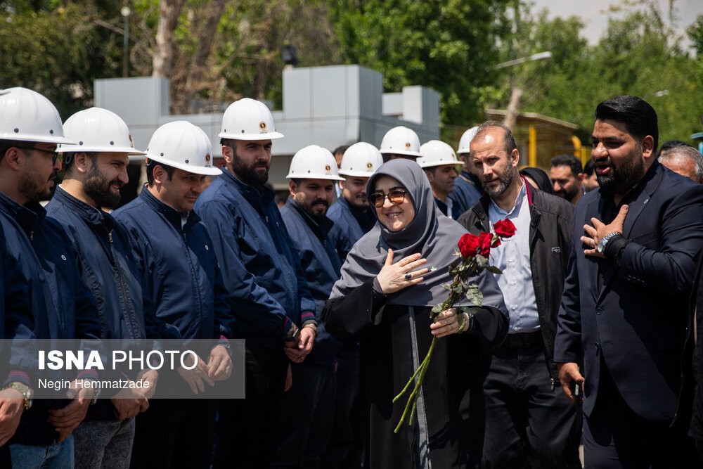 شاخه گلِ فاطمه مهاجرانی برای کارگران برق آلستوم | تصاویر