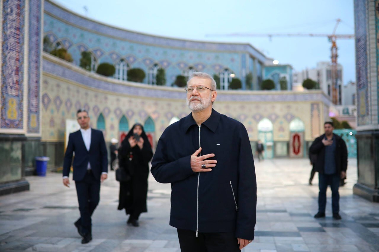 تصاویری از آخرین زیارت شهید علی لاریجانی در حرم مطهر رضوی
