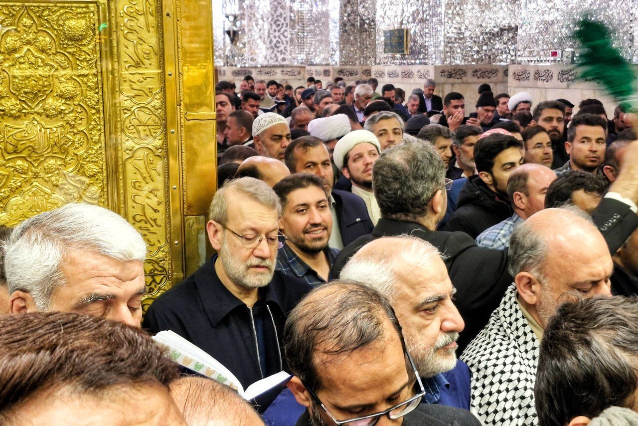 تصاویری از آخرین زیارت شهید علی لاریجانی در حرم مطهر رضوی
