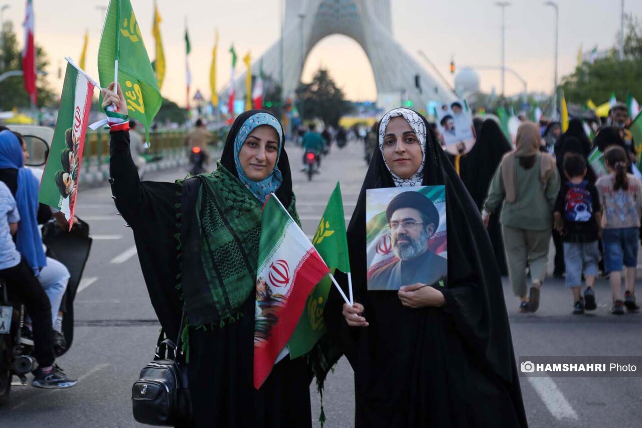 روایت همشهری از حال و هوای تهران در مسیر ۱۰ کیلومتری اجتماع بزرگ امامرضاییها