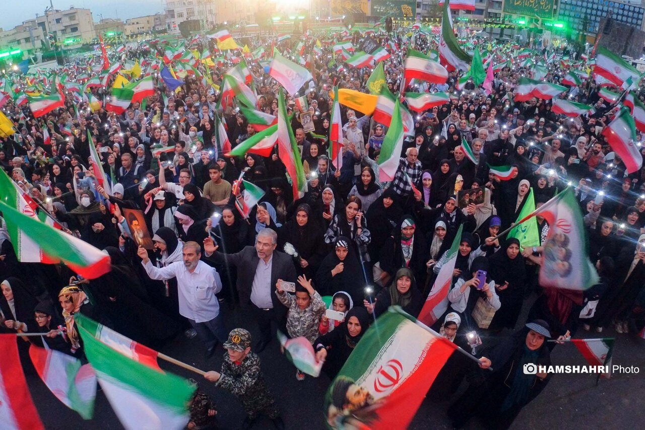 روایت همشهری از حال و هوای تهران در مسیر ۱۰ کیلومتری اجتماع بزرگ امامرضاییها