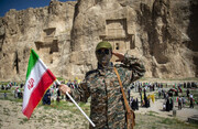 تصاویر دیدنی از مردم در «نقش رستم» ؛ از احترام نظامی دختران تا پرچمی که همراه همه هست