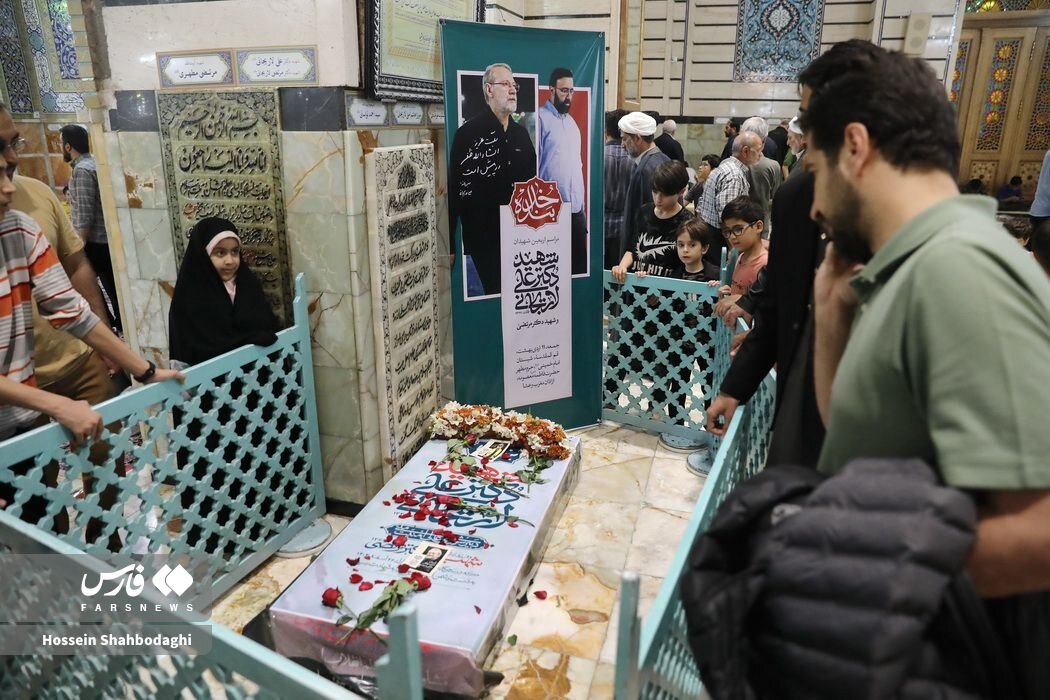 تصاویری از گلباران آرامگاه شهید لاریجانی در مراسم چهلم