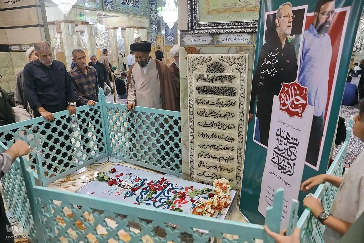 تصاویری از گلباران آرامگاه شهید لاریجانی در مراسم چهلم