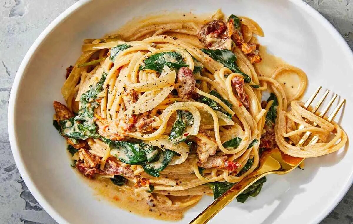 طرز تهیه پاستا اسفناج؛ فوری و خوشمزه طرز تهیه پاستا اسفناج؛ فوری و خوشمزه