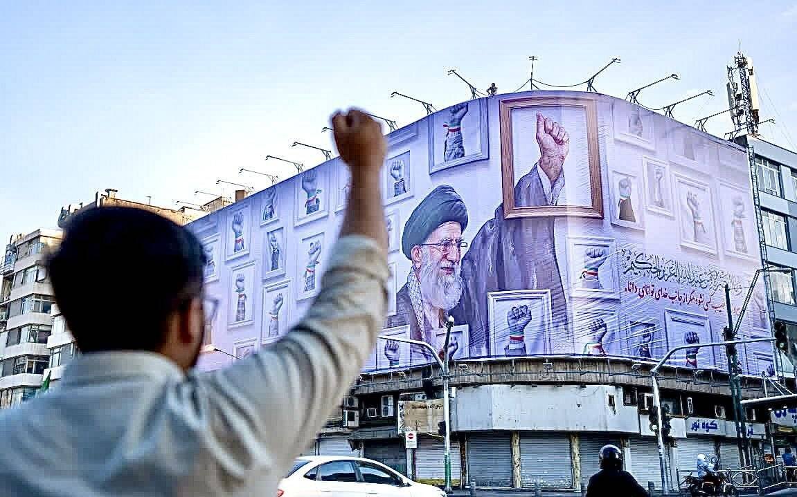 مشت گره کرده رهبر شهید و مردم در میدان جمهوری تهران | تصاویر
