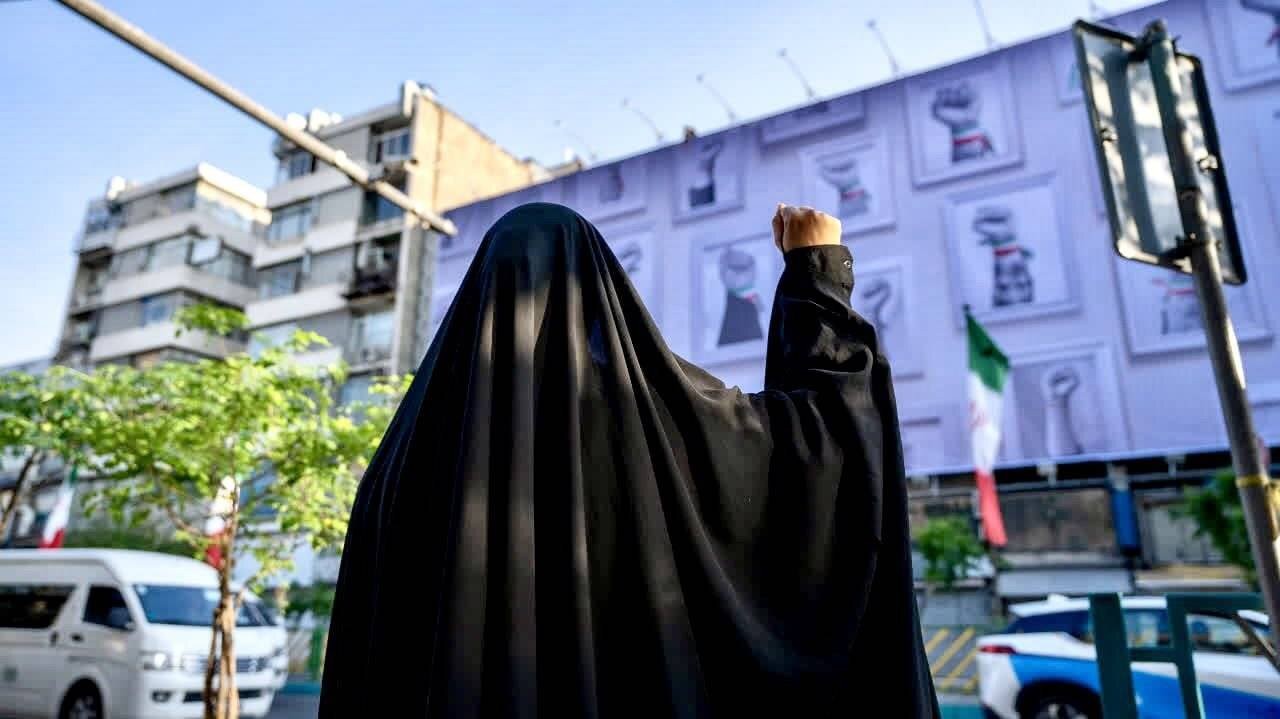 مشت گره کرده رهبر شهید و مردم در میدان جمهوری تهران | تصاویر