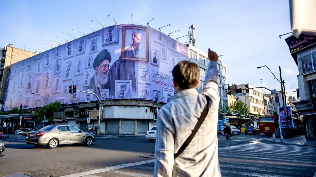 مشت‌ گره‌ کرده رهبر شهید و مردم در میدان جمهوری تهران | تصاویر