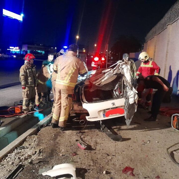 تصادف مرگبار پژو ۲۰۷ با پل عابر پیاده + عکس