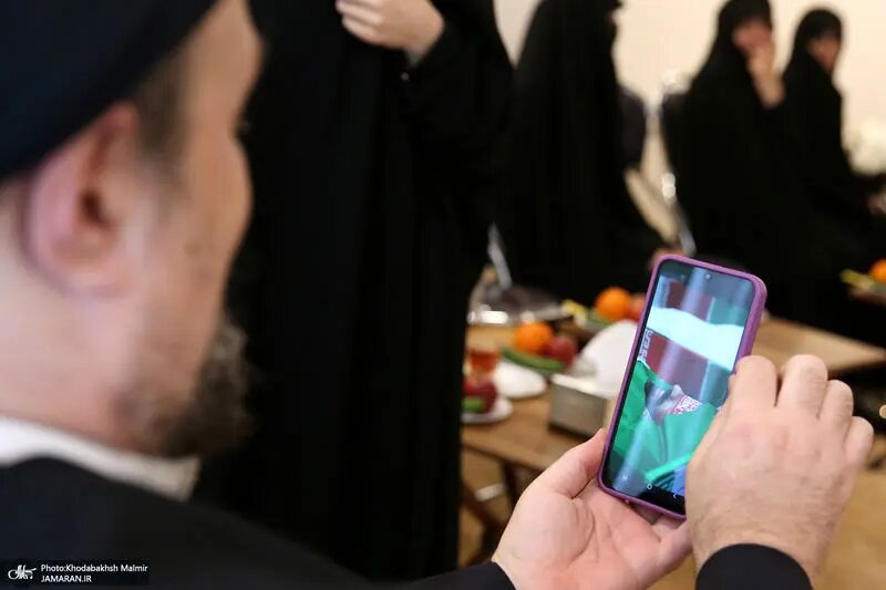 لبخند فرزند شهید لاریجانی در تابوت + عکس | سید حسن خمینی درحال تماشا