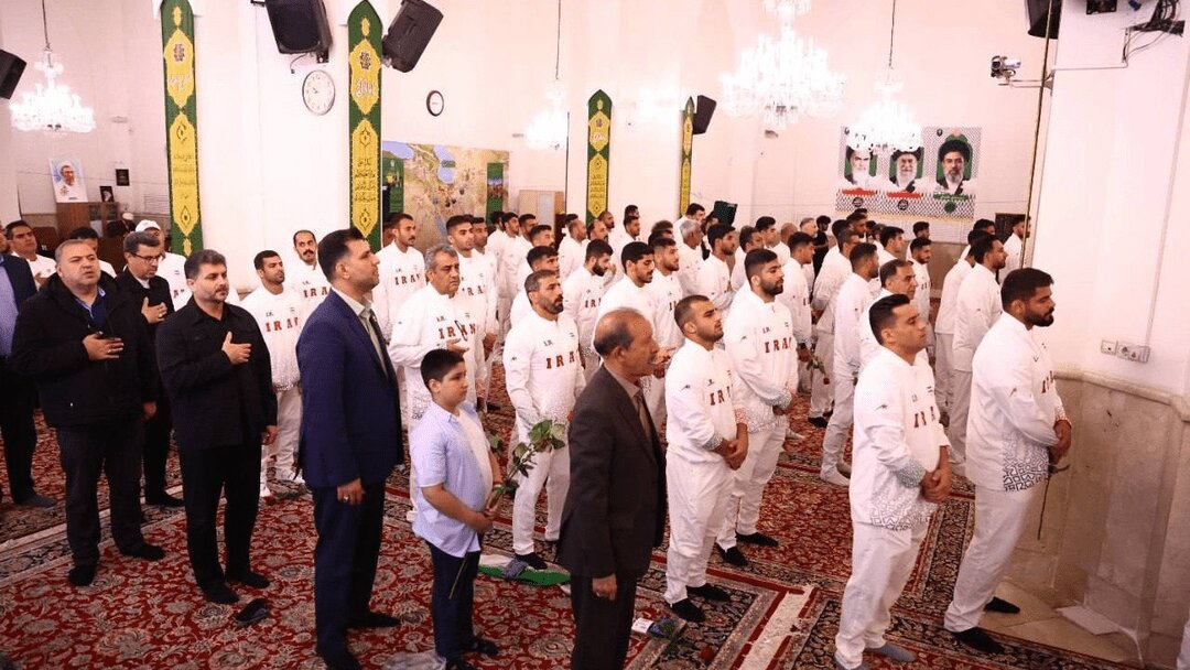 تصاویری از اهدای مدال طلایی هندبال به حرم امام رضا (ع)