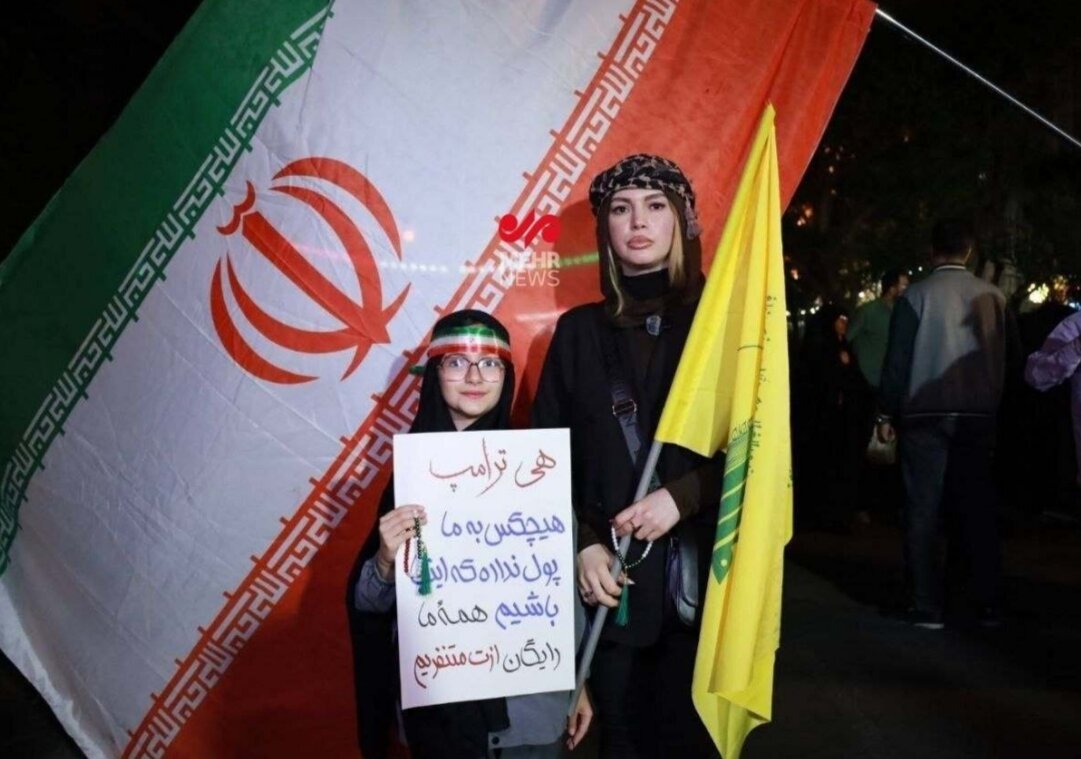 نوشته معنادار دختربچه در تجمعات تهران؛ هی ترامپ! هیچکس به ما ...