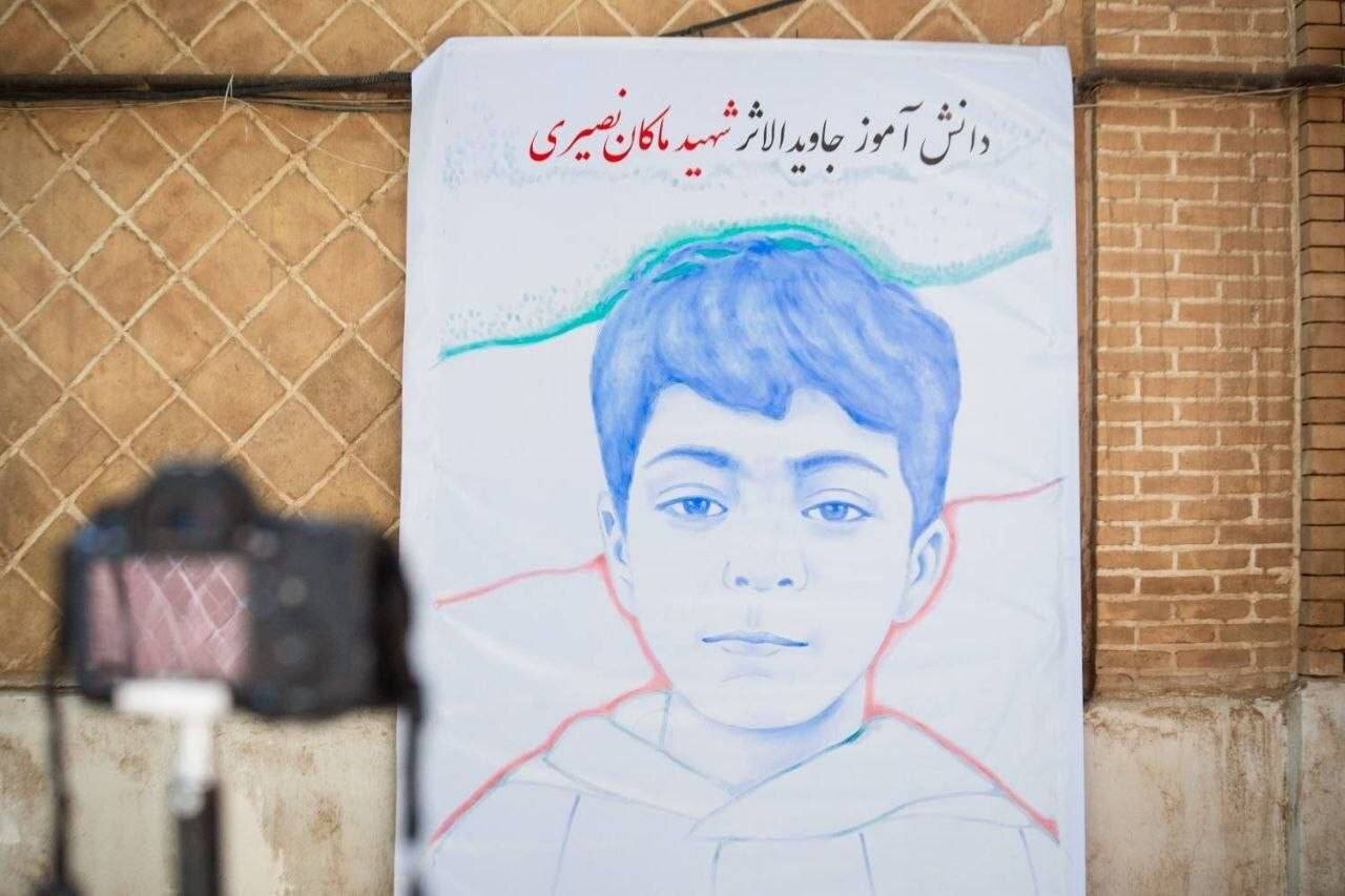 نقاشی جالب چهره شهید ماکان نصیری با اثر انگشت | تصاویر