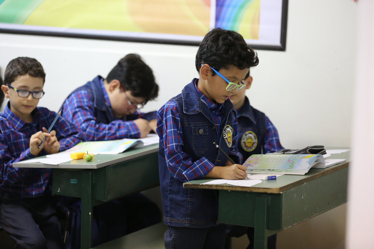 دانش‌‌آموزان سر کلاس مدرسه