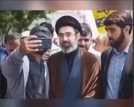 تصاویر حضور آیت الله مجتبی خامنهای میان مردم و جلسات با فرماندهان منتشر میشود