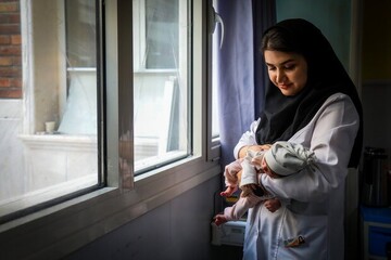حتی آمریکا هم با چالش واکسیناسیون مواجه است اما ایران خیر | ماماها نقشی اساسی در رشد شاخص‌های جمعیتی دارند