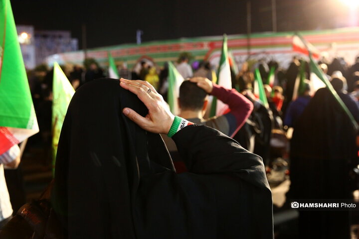 تجمع شبانه مردمی در میدان انقلاب