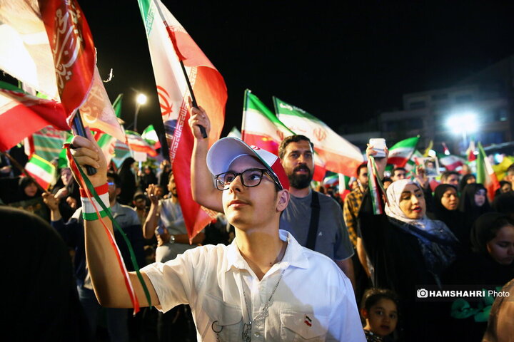 تجمع شبانه مردمی در میدان انقلاب