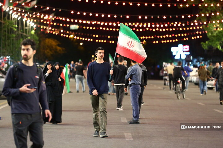 تجمع شبانه مردمی در میدان انقلاب