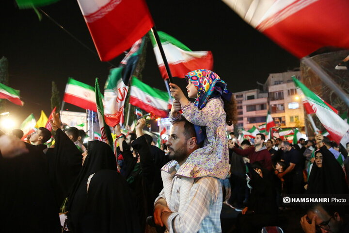 تجمع شبانه مردمی در میدان انقلاب