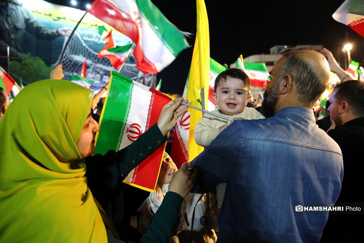 تجمع شبانه مردمی در میدان انقلاب