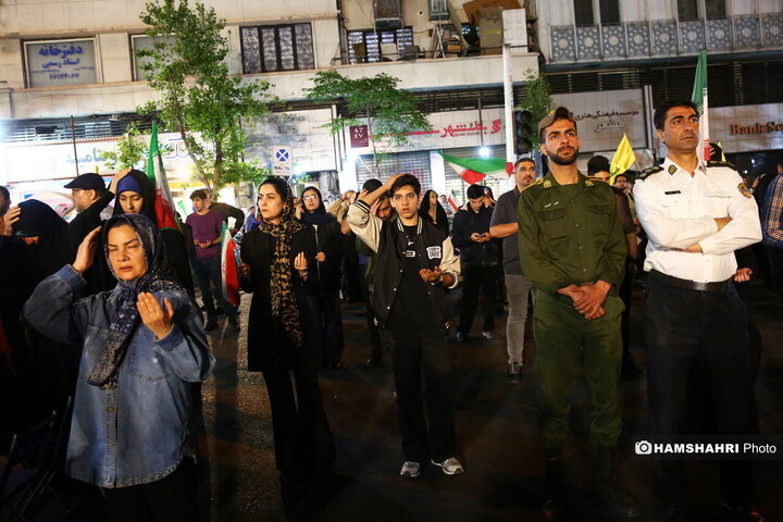 تجمع شبانه مردمی در میدان انقلاب