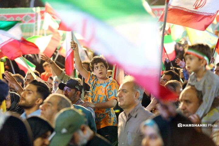 تجمع شبانه مردمی در میدان انقلاب