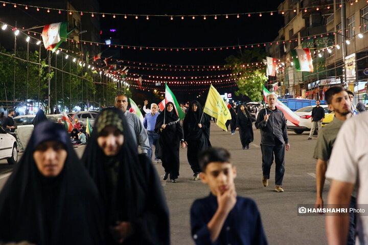 تجمع شبانه مردمی در میدان انقلاب