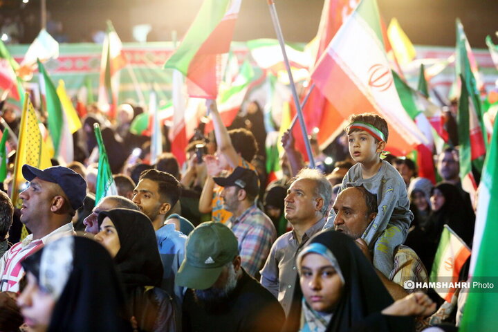 تجمع شبانه مردمی در میدان انقلاب