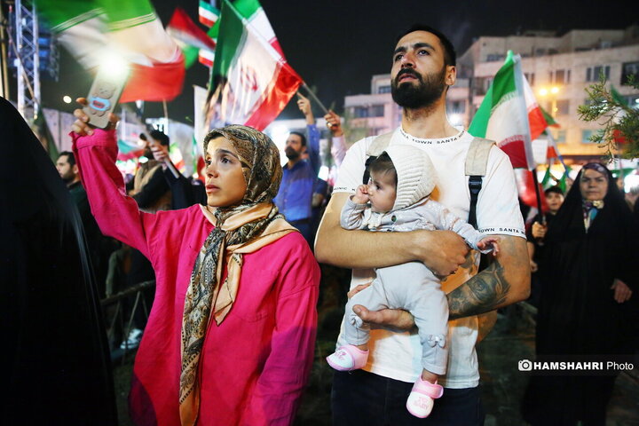 تجمع شبانه مردمی در میدان انقلاب