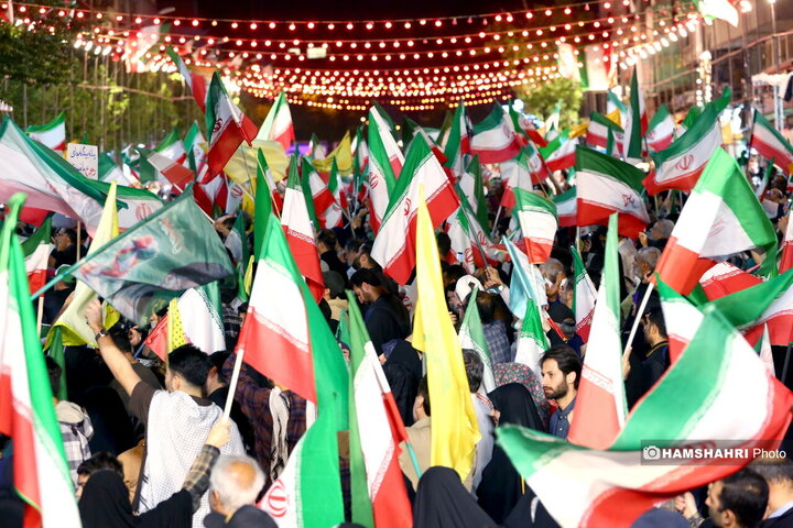 تجمع شبانه مردمی در میدان انقلاب
