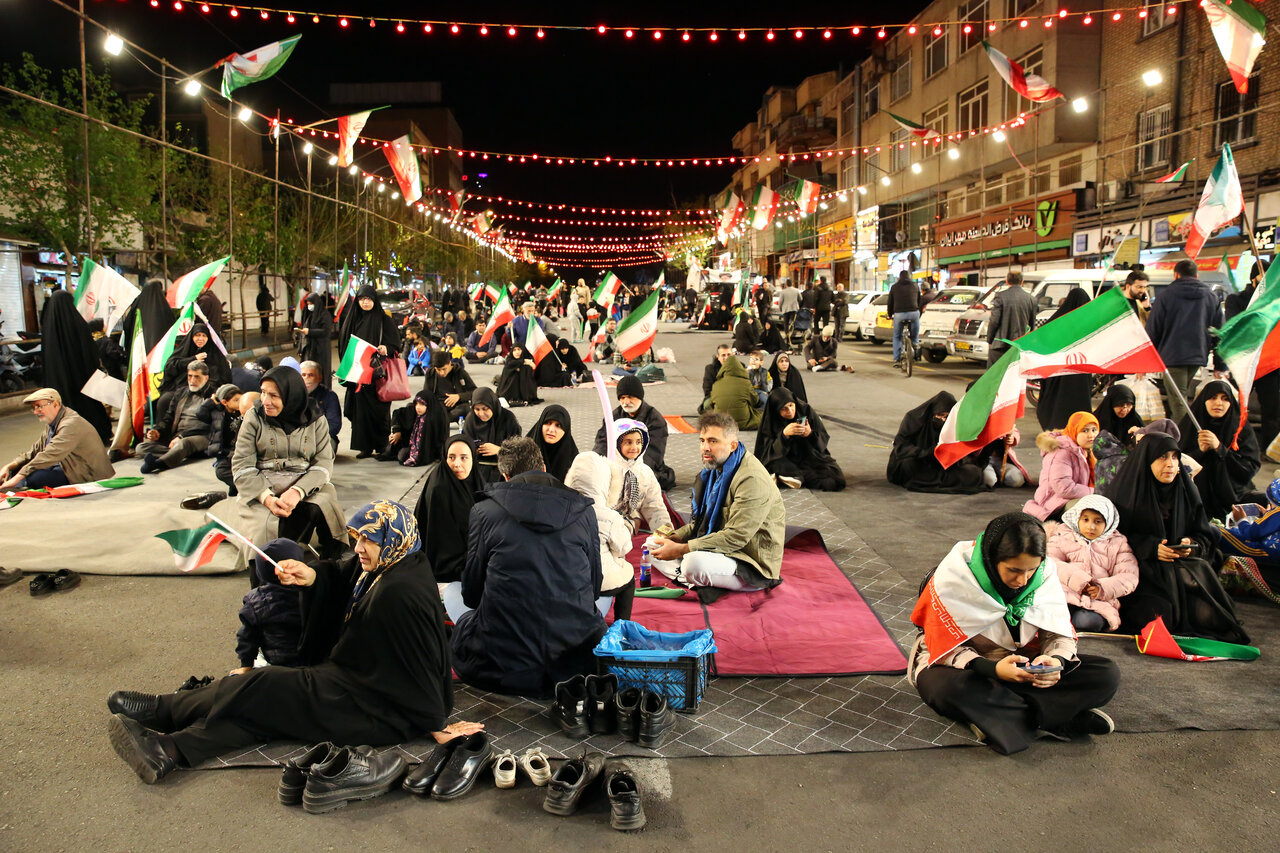 تجمع شبانه در خیابان