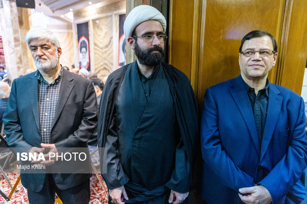 تصاویر فرزند شهید لاریجانی در مراسم پدر و برادرش