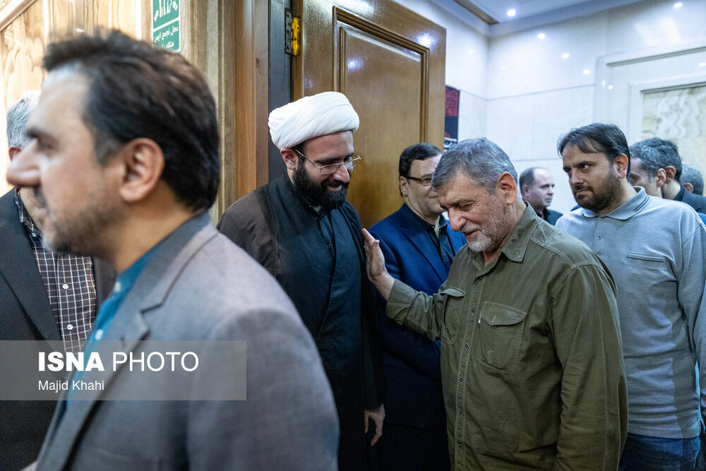 تصاویر فرزند شهید لاریجانی در مراسم پدر و برادرش