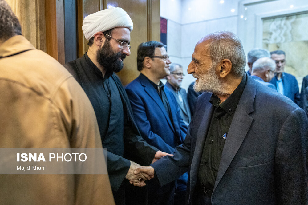تصاویر فرزند شهید لاریجانی در مراسم پدر و برادرش