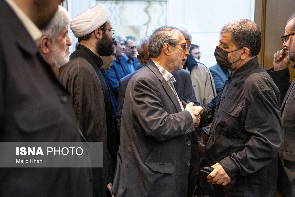 تصاویر فرزند شهید لاریجانی در مراسم پدر و برادرش